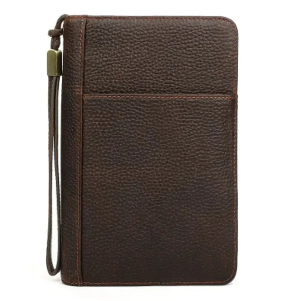 Estuche premium para puros sobre fondo editorial oscuro