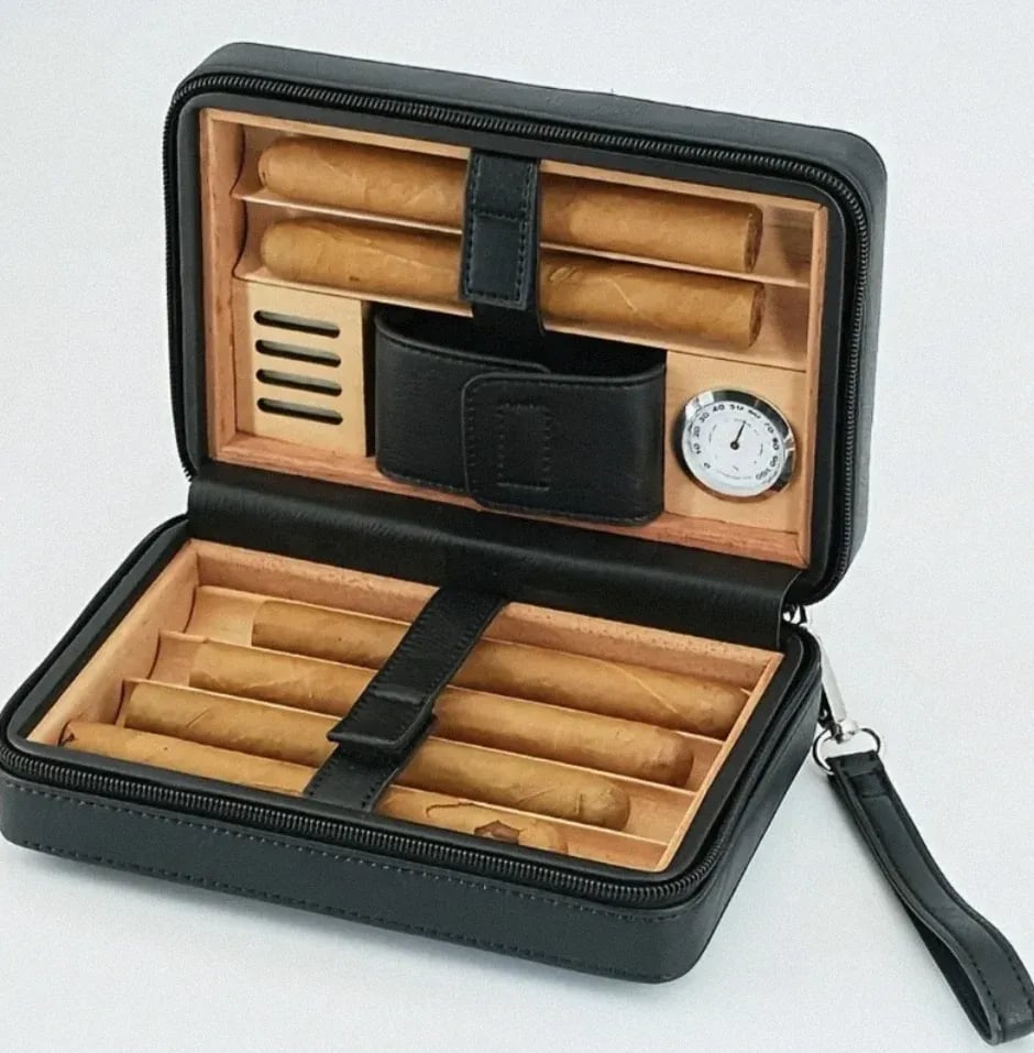 Estuche negro premium presentado en ambiente sobrio